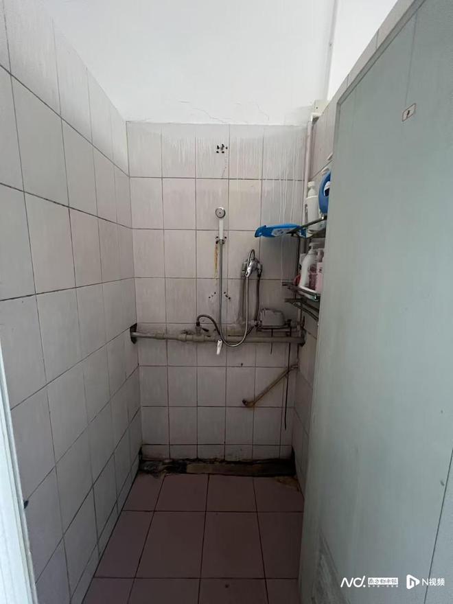 住20人区教育局曾称将改善住宿环境long8登录佛山顺德区一中学宿舍(图2)