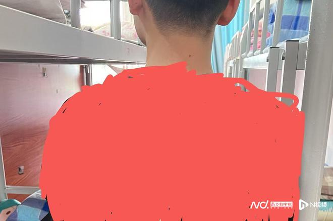住20人区教育局曾称将改善住宿环境long8登录佛山顺德区一中学宿舍(图3)